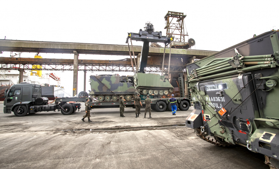 Porto de Paranaguá recebe 30 unidades de blindados para o Exército Brasileiro