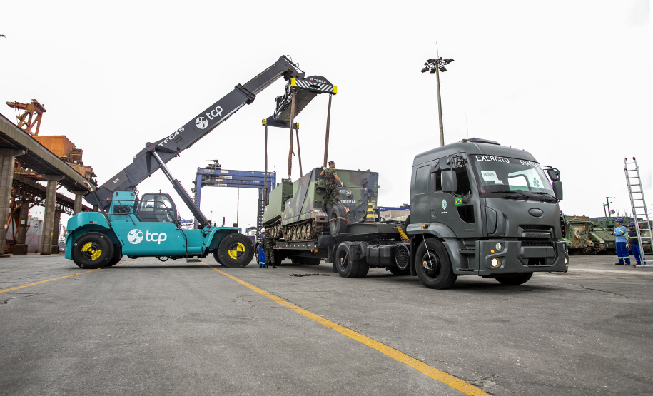 Porto de Paranaguá recebe 30 unidades de blindados para o Exército Brasileiro