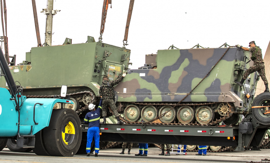 Porto de Paranaguá recebe 30 unidades de blindados para o Exército Brasileiro