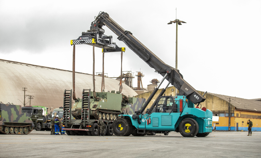 Porto de Paranaguá recebe 30 unidades de blindados para o Exército Brasileiro