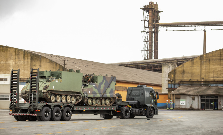 Porto de Paranaguá recebe 30 unidades de blindados para o Exército Brasileiro