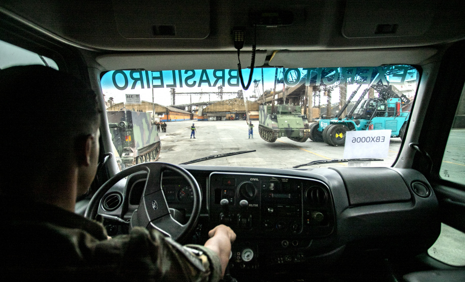 Porto de Paranaguá recebe 30 unidades de blindados para o Exército Brasileiro