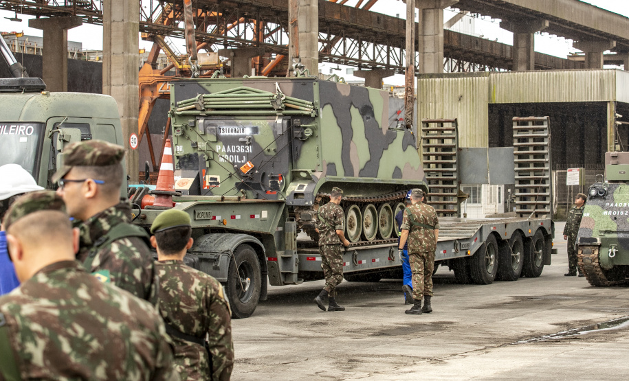 Porto de Paranaguá recebe 30 unidades de blindados para o Exército Brasileiro