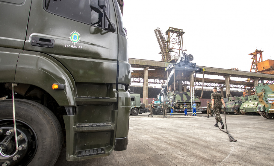 Porto de Paranaguá recebe 30 unidades de blindados para o Exército Brasileiro