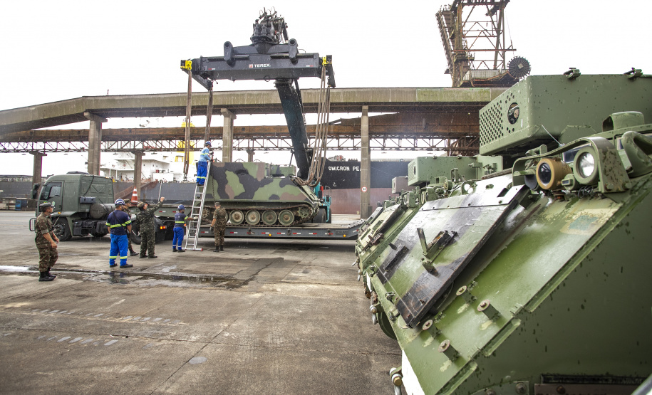 Porto de Paranaguá recebe 30 unidades de blindados para o Exército Brasileiro