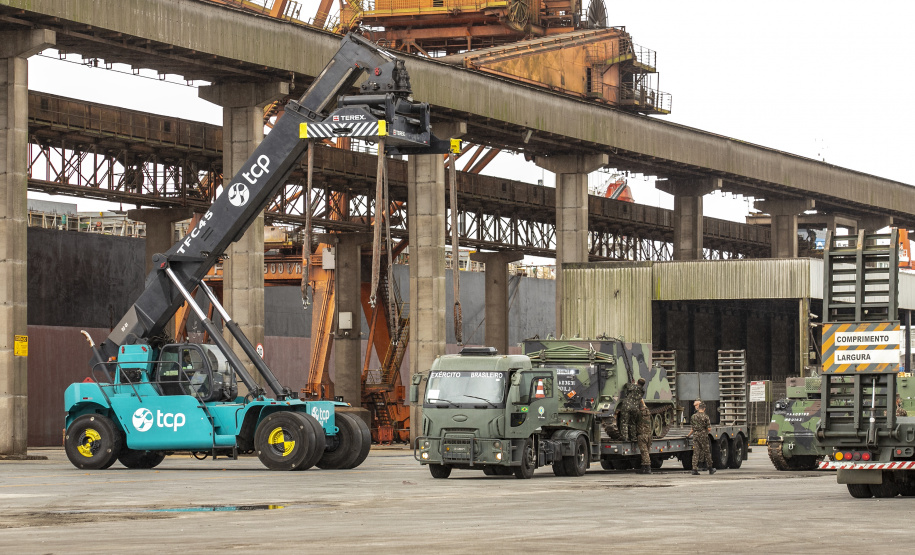 Porto de Paranaguá recebe 30 unidades de blindados para o Exército Brasileiro
