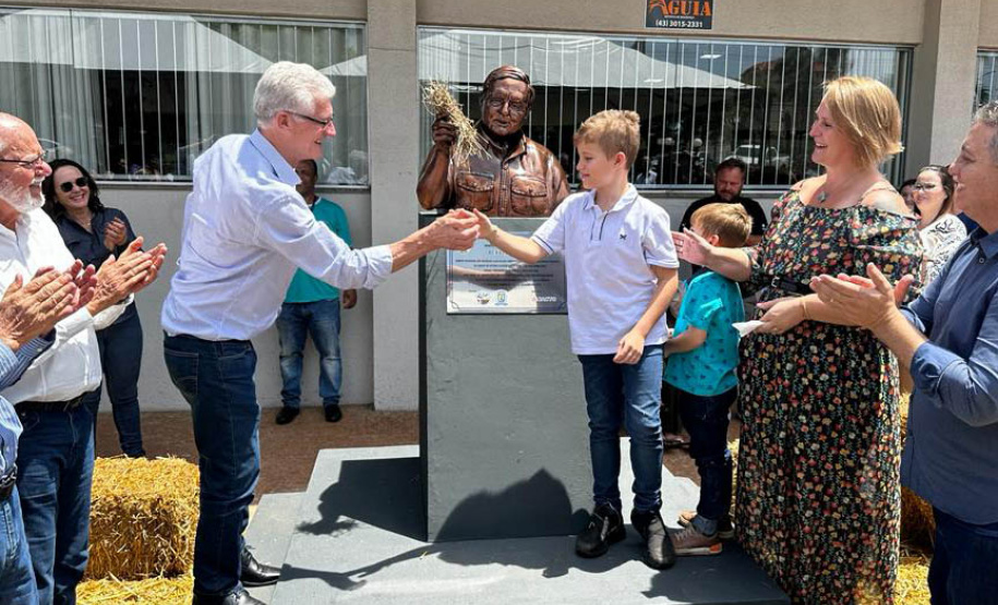 Dia Nacional do Plantio Direto, em Rolândia, com inauguração de busto de Herbert Bartz.