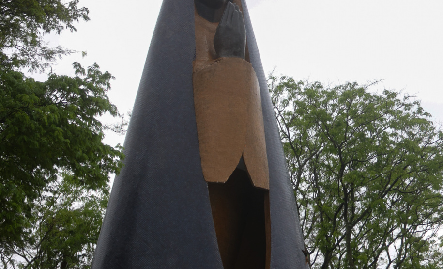 Com o maior monumento dedicado a Nossa Senhora Aparecida na América Latina, Itaipulândia recebe milhares de romeiros no Dia da Padroeira.
