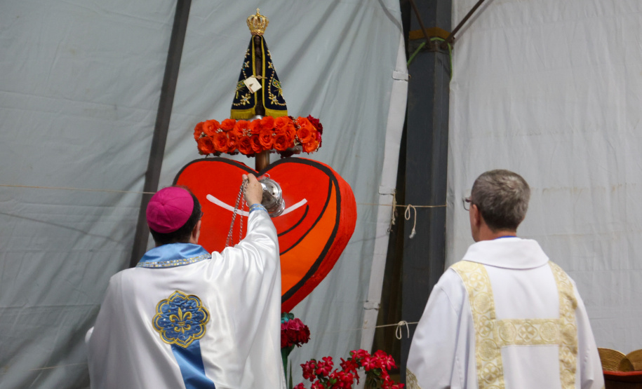 Com o maior monumento dedicado a Nossa Senhora Aparecida na América Latina, Itaipulândia recebe milhares de romeiros no Dia da Padroeira.