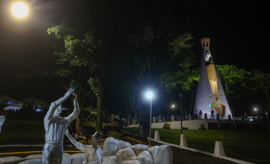 Com o maior monumento dedicado a Nossa Senhora Aparecida na América Latina, Itaipulândia recebe milhares de romeiros no Dia da Padroeira.