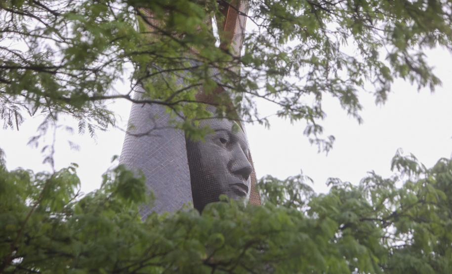 Com o maior monumento dedicado a Nossa Senhora Aparecida na América Latina, Itaipulândia recebe milhares de romeiros no Dia da Padroeira.