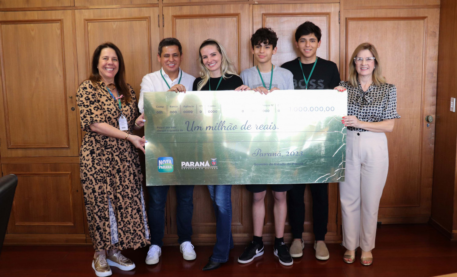 Ganhadores de R$ 1 milhão e de R$ 100 mil recebem cheque do Nota Paraná