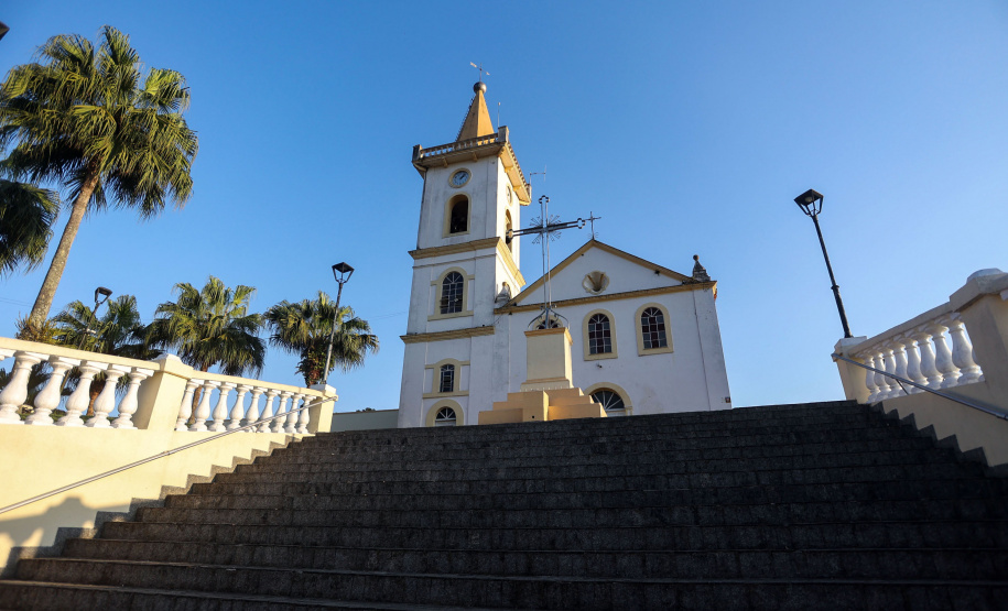 A imponência da Serra do Mar, a arquitetura portuguesa característica das construções históricas e a exuberância dos rios e da flora da Mata Atlântica são o pano de fundo para milhares de turistas que visitam diariamente as cidades de Morretes, Antonina e Paranaguá em busca do prato mais famoso da região e do Paraná: o barreado.