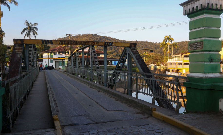 A imponência da Serra do Mar, a arquitetura portuguesa característica das construções históricas e a exuberância dos rios e da flora da Mata Atlântica são o pano de fundo para milhares de turistas que visitam diariamente as cidades de Morretes, Antonina e Paranaguá em busca do prato mais famoso da região e do Paraná: o barreado.
