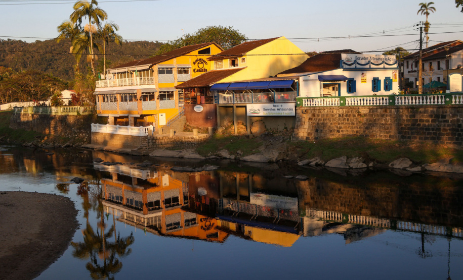 A imponência da Serra do Mar, a arquitetura portuguesa característica das construções históricas e a exuberância dos rios e da flora da Mata Atlântica são o pano de fundo para milhares de turistas que visitam diariamente as cidades de Morretes, Antonina e Paranaguá em busca do prato mais famoso da região e do Paraná: o barreado.
