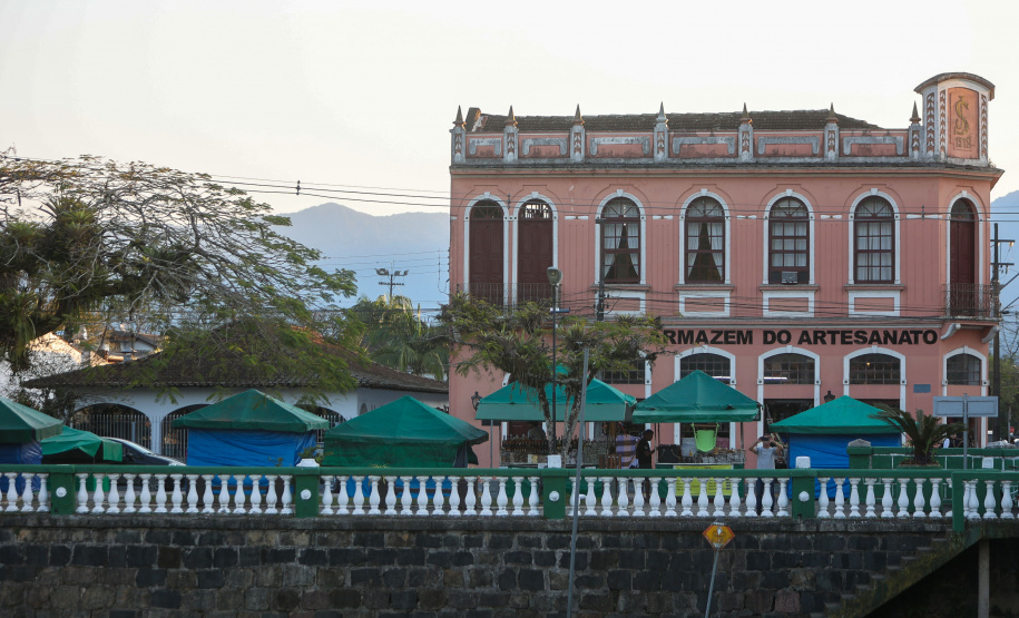 A imponência da Serra do Mar, a arquitetura portuguesa característica das construções históricas e a exuberância dos rios e da flora da Mata Atlântica são o pano de fundo para milhares de turistas que visitam diariamente as cidades de Morretes, Antonina e Paranaguá em busca do prato mais famoso da região e do Paraná: o barreado.