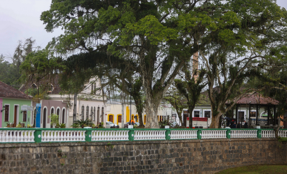 A imponência da Serra do Mar, a arquitetura portuguesa característica das construções históricas e a exuberância dos rios e da flora da Mata Atlântica são o pano de fundo para milhares de turistas que visitam diariamente as cidades de Morretes, Antonina e Paranaguá em busca do prato mais famoso da região e do Paraná: o barreado.