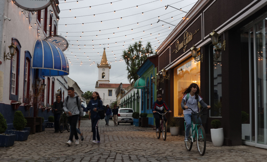 A imponência da Serra do Mar, a arquitetura portuguesa característica das construções históricas e a exuberância dos rios e da flora da Mata Atlântica são o pano de fundo para milhares de turistas que visitam diariamente as cidades de Morretes, Antonina e Paranaguá em busca do prato mais famoso da região e do Paraná: o barreado.