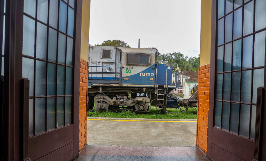 A imponência da Serra do Mar, a arquitetura portuguesa característica das construções históricas e a exuberância dos rios e da flora da Mata Atlântica são o pano de fundo para milhares de turistas que visitam diariamente as cidades de Morretes, Antonina e Paranaguá em busca do prato mais famoso da região e do Paraná: o barreado.