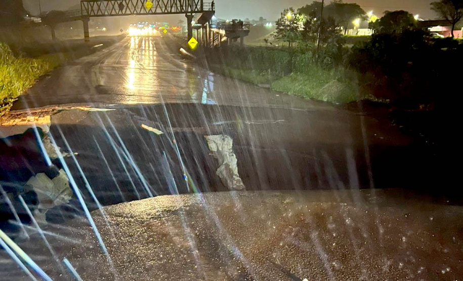 Pavimento da PR-151 cede em Jaguariaíva e tráfego está bloqueado