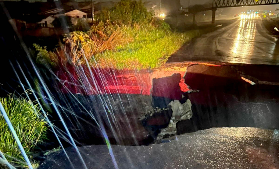 Pavimento da PR-151 cede em Jaguariaíva e tráfego está bloqueado