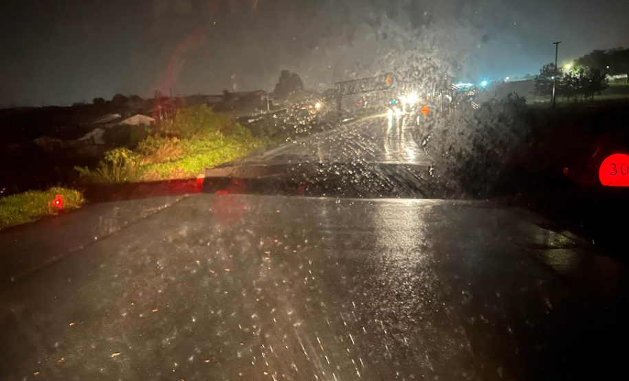 Pavimento da PR-151 cede em Jaguariaíva e tráfego está bloqueado