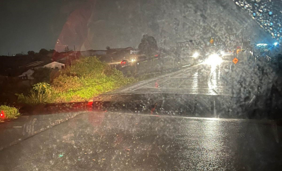 Pavimento da PR-151 cede em Jaguariaíva e tráfego está bloqueado