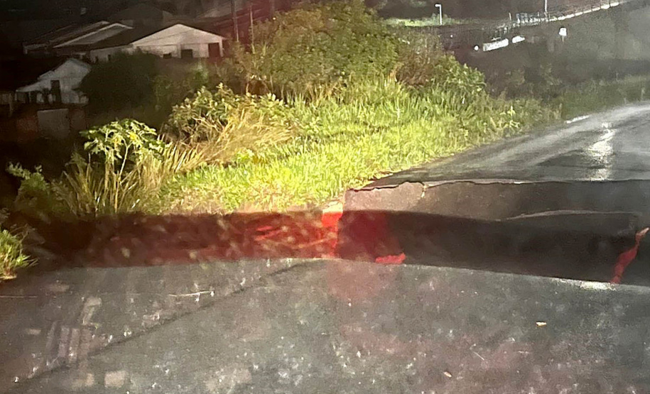 Pavimento da PR-151 cede em Jaguariaíva e tráfego está bloqueado