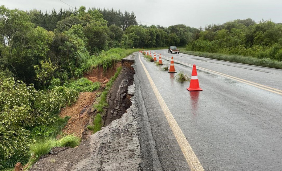 Escorregamento de terra atinge PR-170 entre Guarapuava e Pinhão