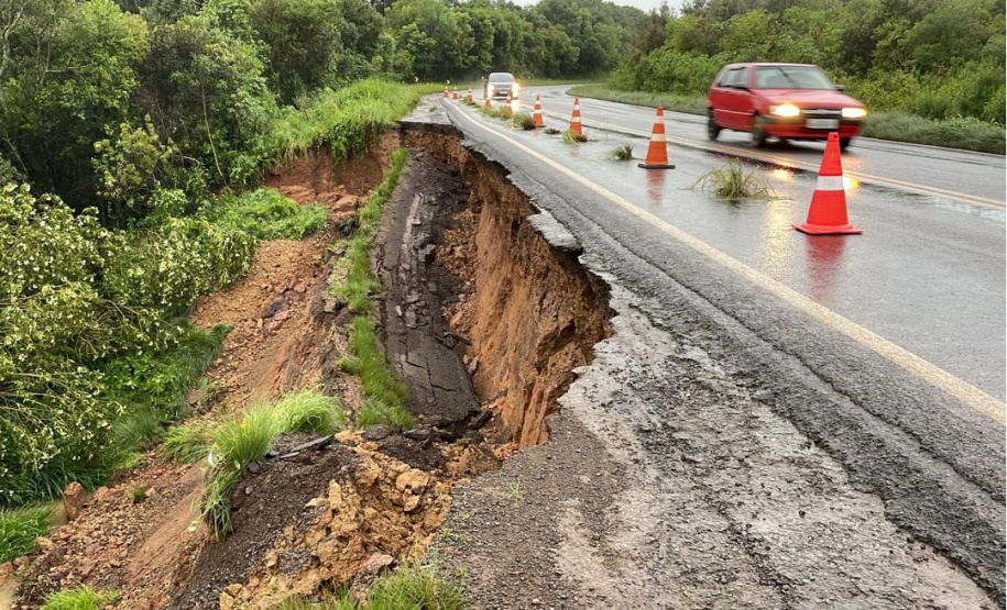 Escorregamento de terra atinge PR-170 entre Guarapuava e Pinhão