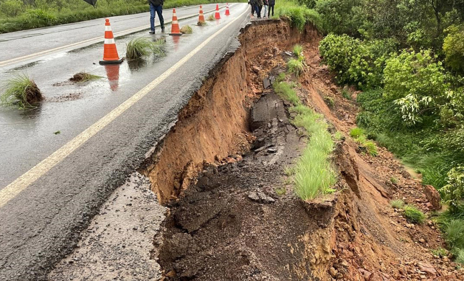 Escorregamento de terra atinge PR-170 entre Guarapuava e Pinhão