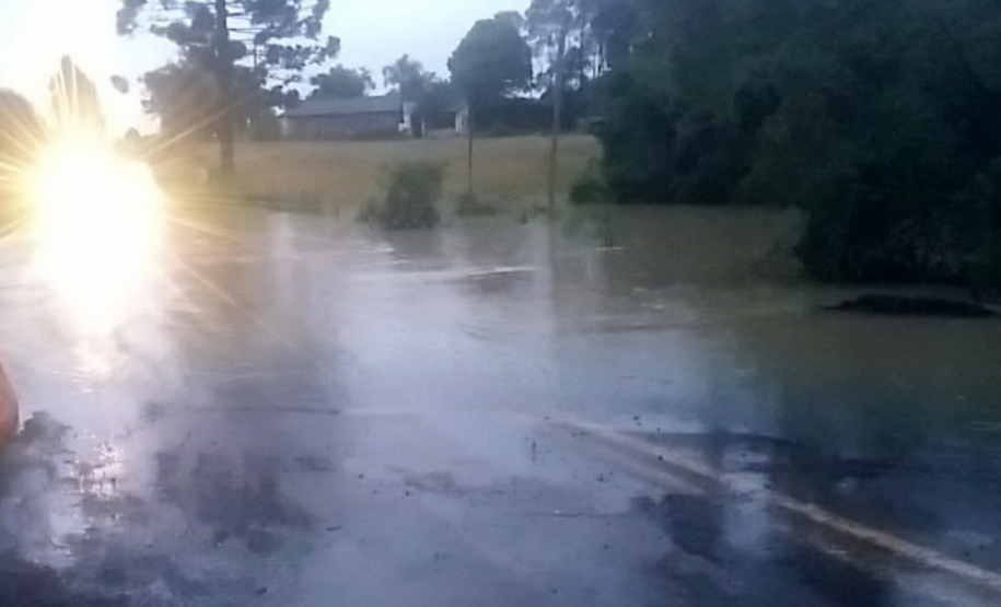 Rodovia entre Irati e Inácio Martins é bloqueada após rio transbordar