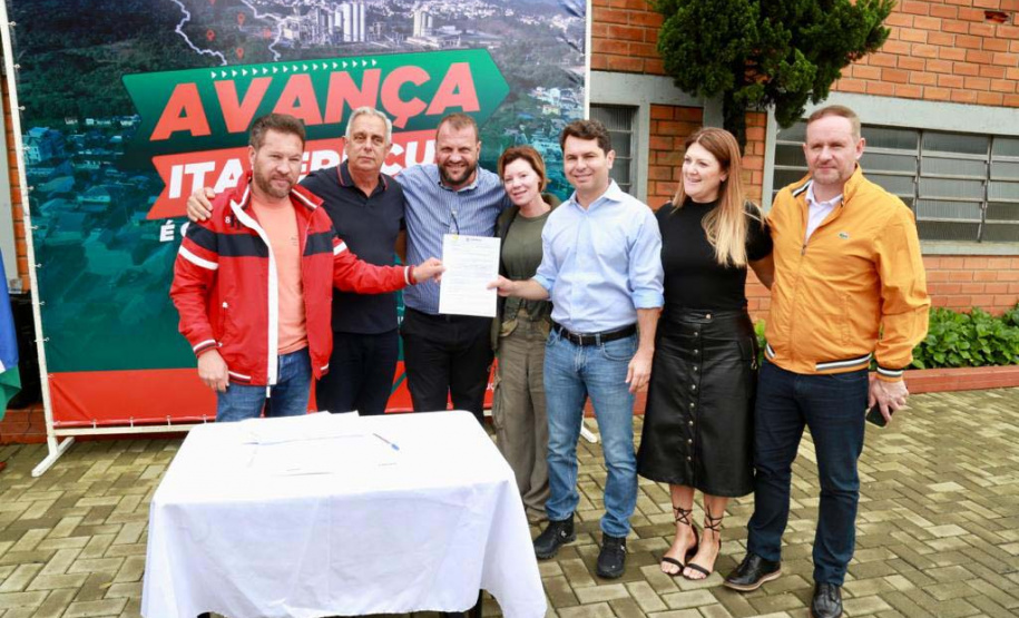 O Governo do Paraná assinou nesta sexta-feira (06) o termo para o início da licitação para construção do Centro de Referência de Assistência Social (CRAS) de Itaperuçu, na Região Metropolitana de Curitiba.