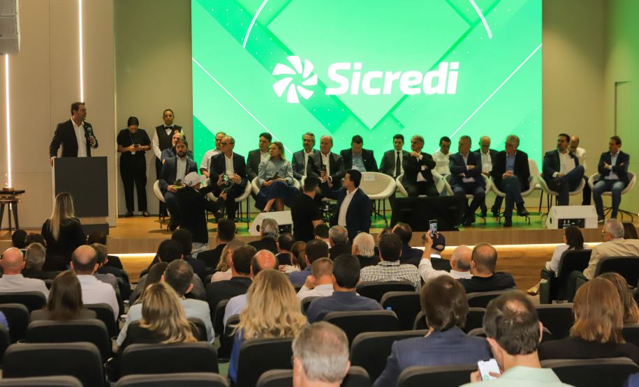 O governador Carlos Massa Ratinho Junior exaltou novamente a importância das cooperativas para a economia do Paraná durante a inauguração da nova sede administrativa do Sicredi em Palotina