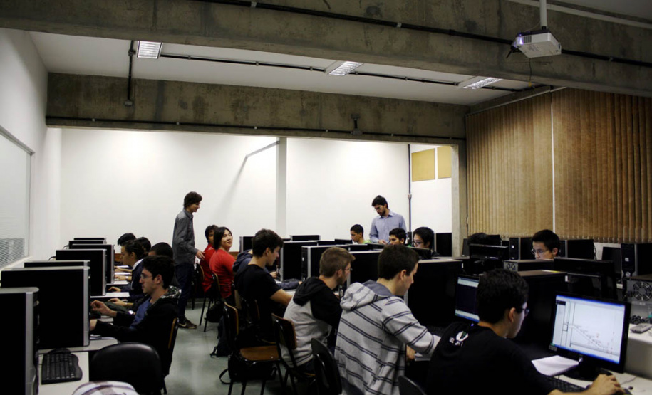 Governo investe em modernização de equipamentos de informática da UEL