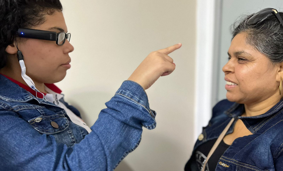 Óculos com inteligência artificial transforma vidas de alunos com deficiência visual no Paraná