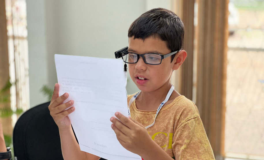 Óculos com inteligência artificial transforma vidas de alunos com deficiência visual no Paraná