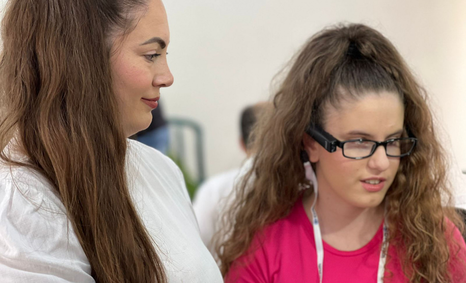 Óculos com inteligência artificial transforma vidas de alunos com deficiência visual no Paraná