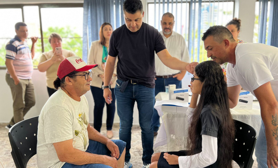 Óculos com inteligência artificial transforma vidas de alunos com deficiência visual no Paraná