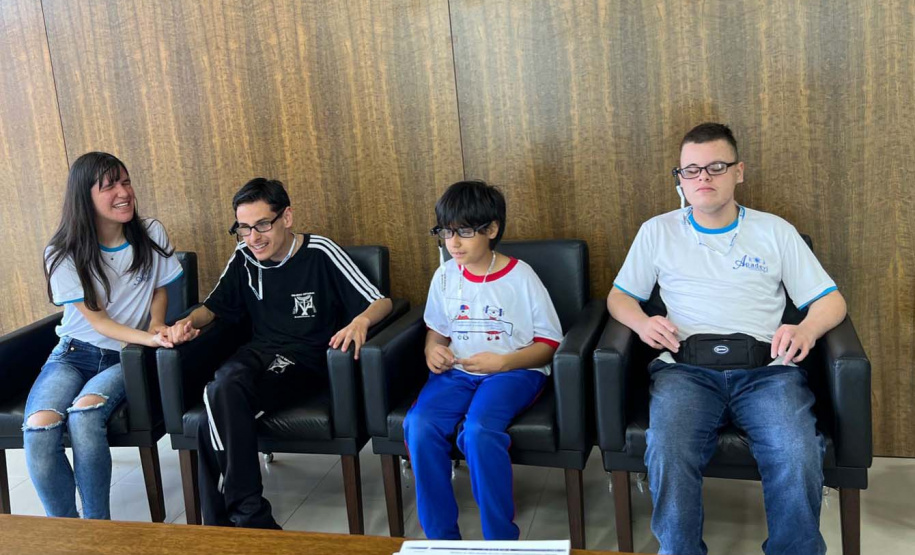 Óculos com inteligência artificial transforma vidas de alunos com deficiência visual no Paraná