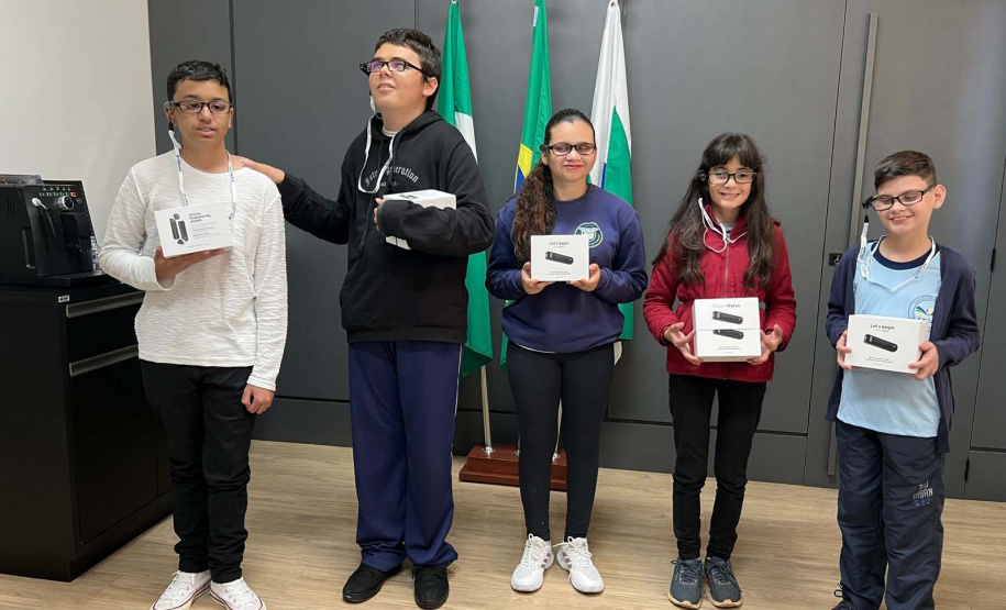 Óculos com inteligência artificial transforma vidas de alunos com deficiência visual no Paraná