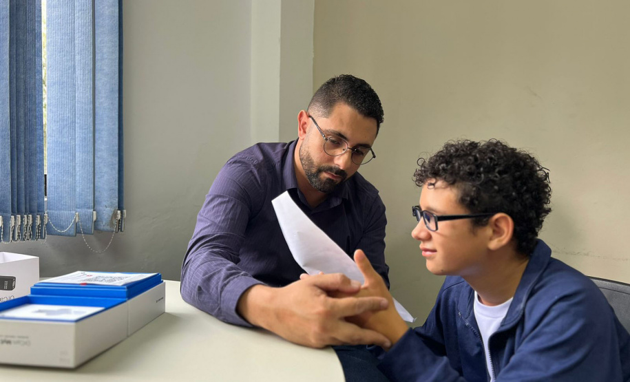 Óculos com inteligência artificial transforma vidas de alunos com deficiência visual no Paraná