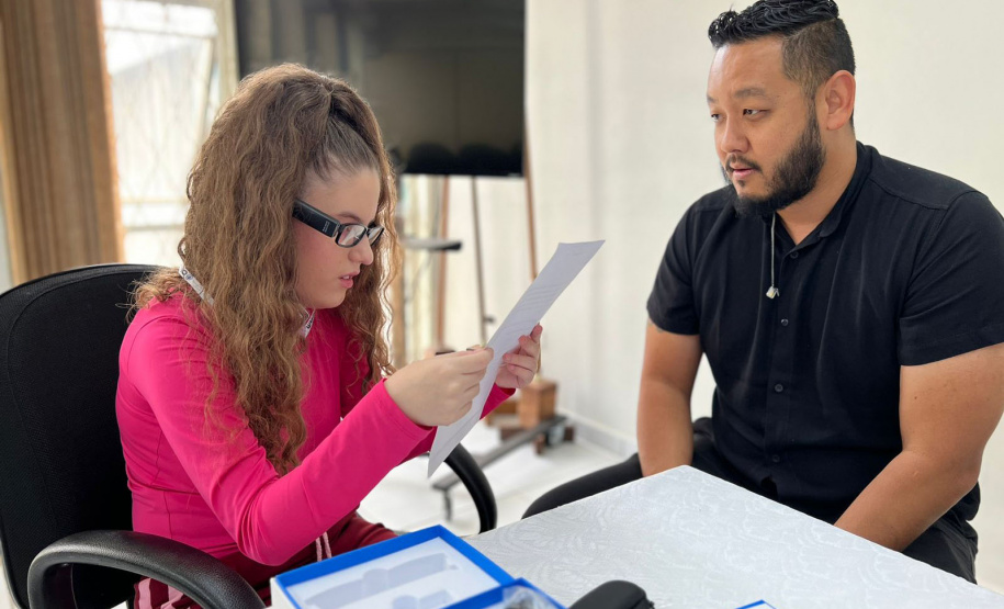 Óculos com inteligência artificial transforma vidas de alunos com deficiência visual no Paraná