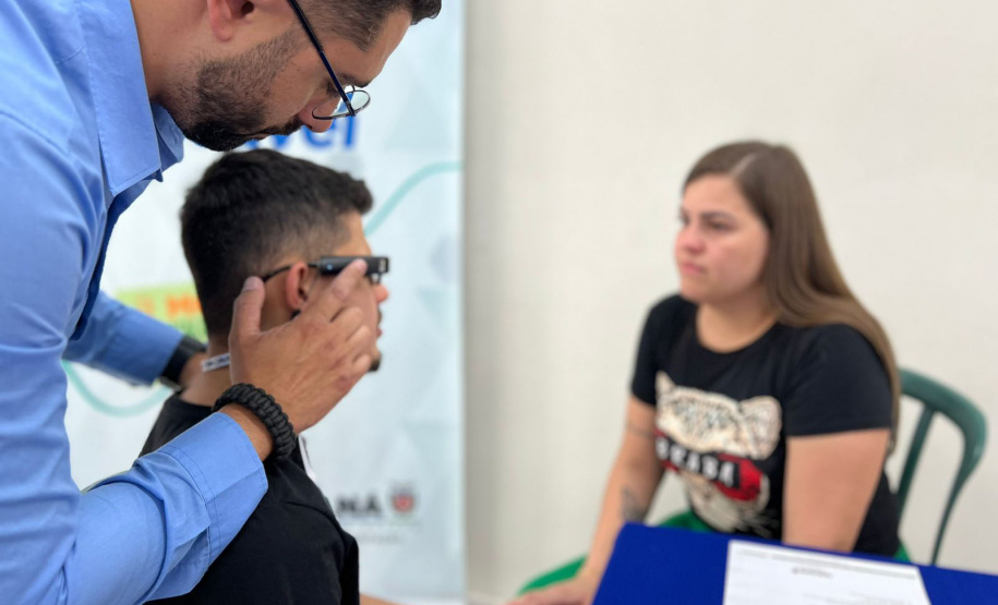 Óculos com inteligência artificial transforma vidas de alunos com deficiência visual no Paraná