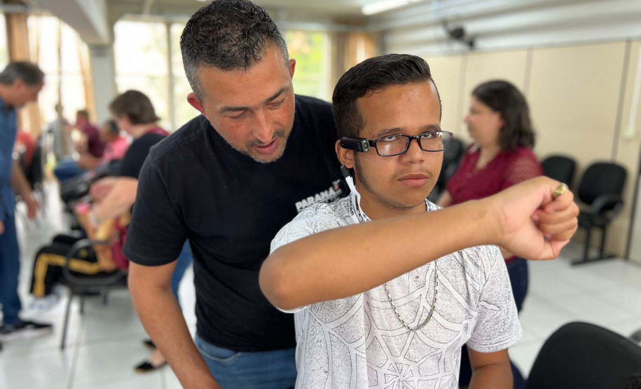 Óculos com inteligência artificial transforma vidas de alunos com deficiência visual no Paraná