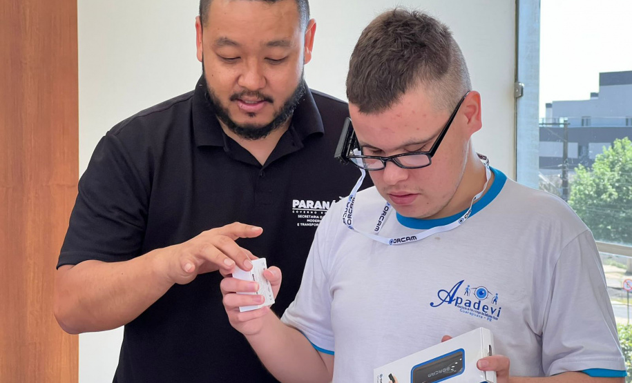 Óculos com inteligência artificial transforma vidas de alunos com deficiência visual no Paraná