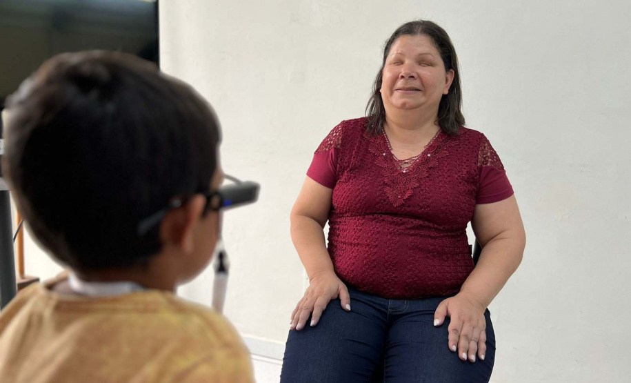 Óculos com inteligência artificial transforma vidas de alunos com deficiência visual no Paraná