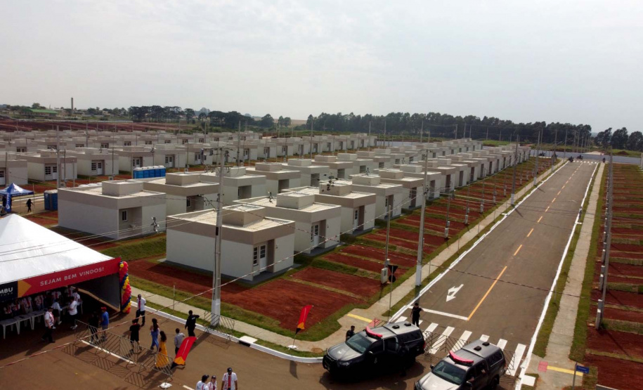 O governador Carlos Massa Ratinho Junior participou, neste sábado (9), da inauguração de um novo bairro planejado em Ponta Grossa, nos Campos Gerais. O Residencial Bem Viver Uvaranas, composto por 408 casas
