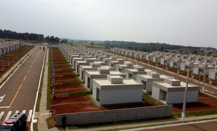 O governador Carlos Massa Ratinho Junior participou, neste sábado (9), da inauguração de um novo bairro planejado em Ponta Grossa, nos Campos Gerais. O Residencial Bem Viver Uvaranas, composto por 408 casas