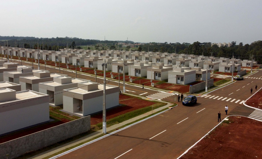 O governador Carlos Massa Ratinho Junior participou, neste sábado (9), da inauguração de um novo bairro planejado em Ponta Grossa, nos Campos Gerais. O Residencial Bem Viver Uvaranas, composto por 408 casas